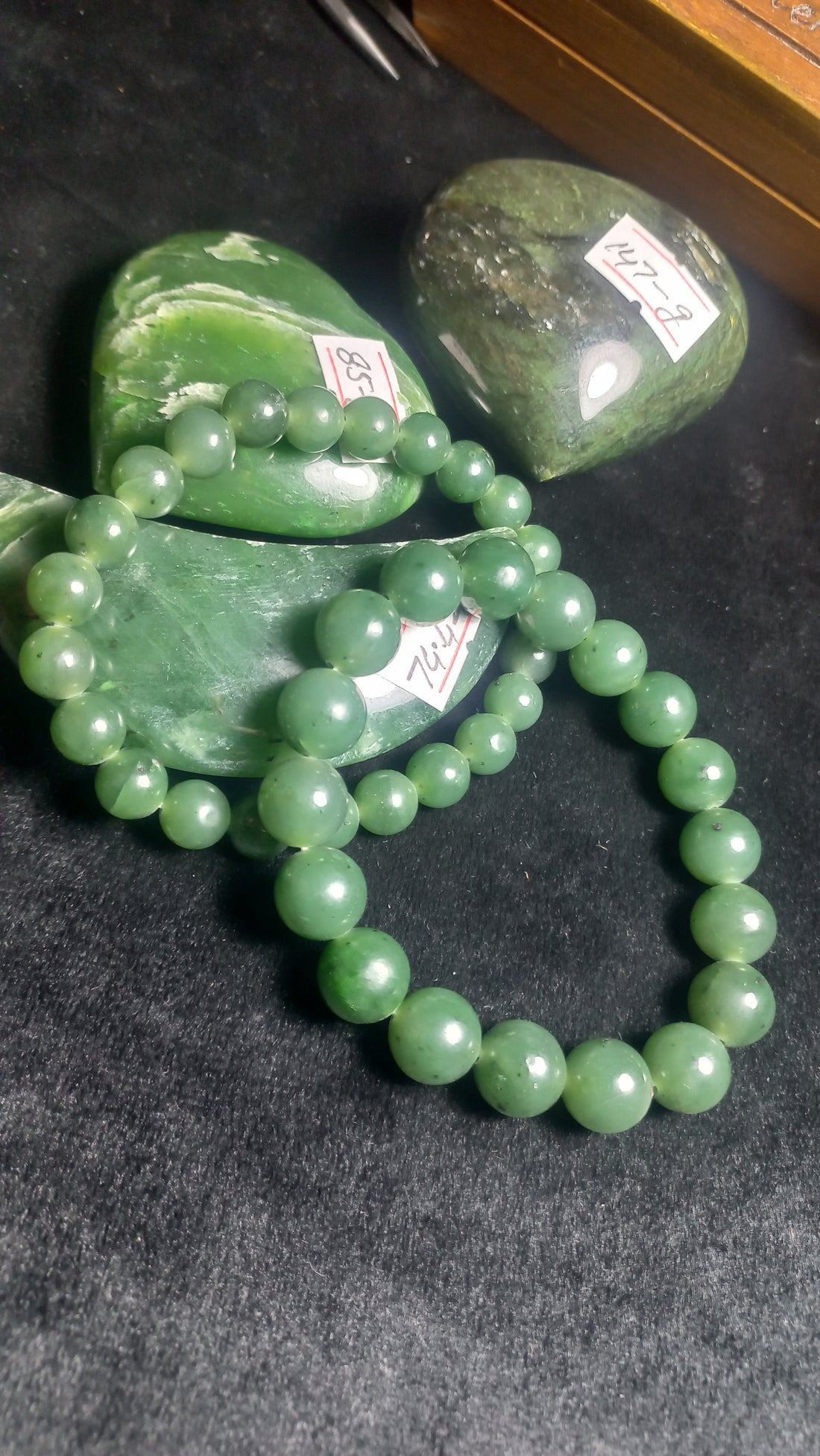 Nephrite jade bead bracelet
